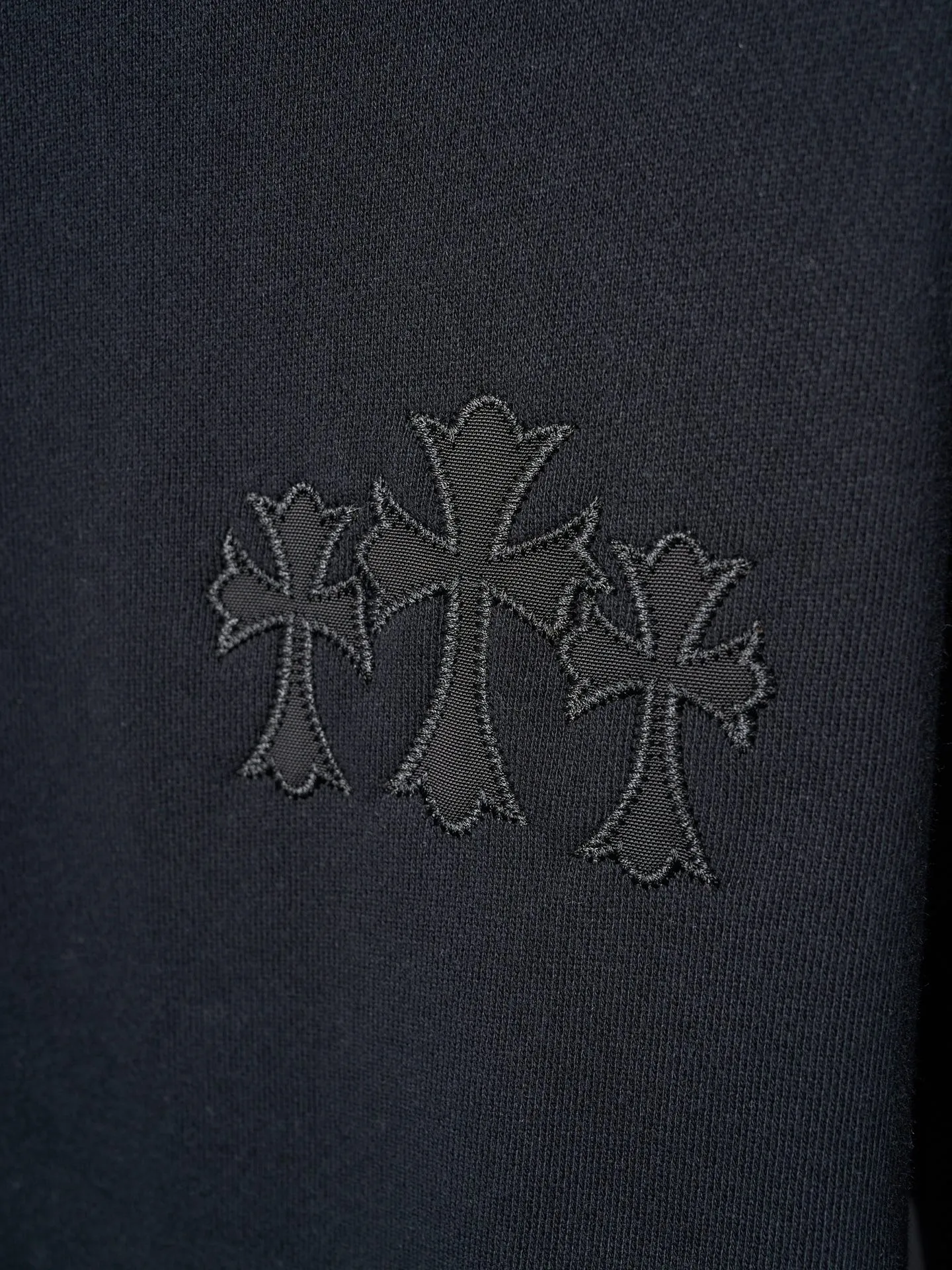P480 Actual auction] Chrome Hearts/Ch cross logo patch embroidered hooded sweatshirt [Ready stock] S M L XL custom-made heavy fortress interwoven air cotton, full of texture, thick and solid, with classic black as the curtain, giving deep sensory luxury. With the Chrome heart cross patch embroidery decoration on the chest, it becomes the ultimate interpretation of dark gothic style. CH Gothic font is the finishing touch on the back panel, making the totem the thorn in your spirit. The logo iron plate sways slightly with the swing of the body, adding a sense of movement and vitality. It is unobtrusive but has an indescribable aura. It interprets the perfect blend of retro and luxury. It adopts imported machine appliqué embroidery technology and uses advanced computer control systems and precise mechanical components to realize the Chrome Hearts logo appliqué embroidery operation. It presents an embroidery effect with both clarity and three-dimensionality. The fabrics have been washed and have a better hand feel. They are not easy to deform, shrink or fade. Maintains long-lasting beauty with a loose fit